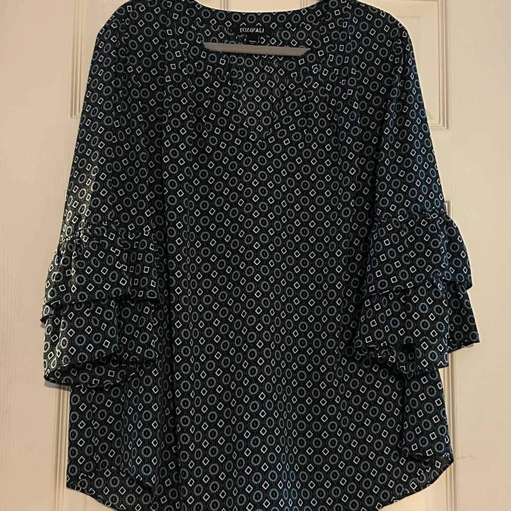 Roz & Ali Black and White Ruffled Blouse